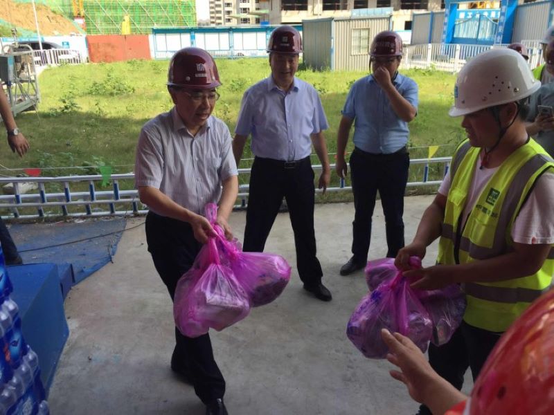 集團公司黨委副書記張日升一行赴產(chǎn)融中心項目開展“夏季送清涼”慰問活動